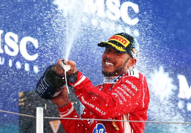 Lewis Hamilton volvió a la victoria en Barcelona y la primera desde su llegada a Ferrari